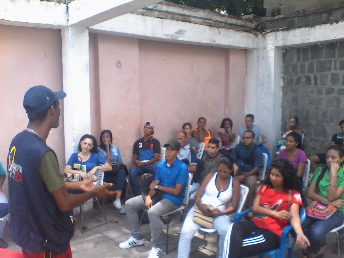 SomosVzlaVargas's tweet photo. Hoy atendiendo a los jovenes entre 15 y 35 años Con el Plan #ChambaJuvenil https://t.co/gm3FFIyljf