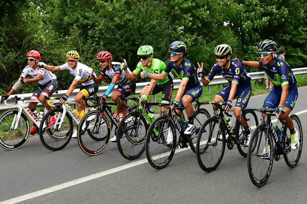 CaracolDeportes's tweet photo. [-66.8KM] ¡Gracias escarabajos!, no sabemos cómo cabe tanta grandeza en una misma foto. Orgullo nacional 🇨🇴 #TDFxCaracol https://t.co/RhHQ1QqmaK