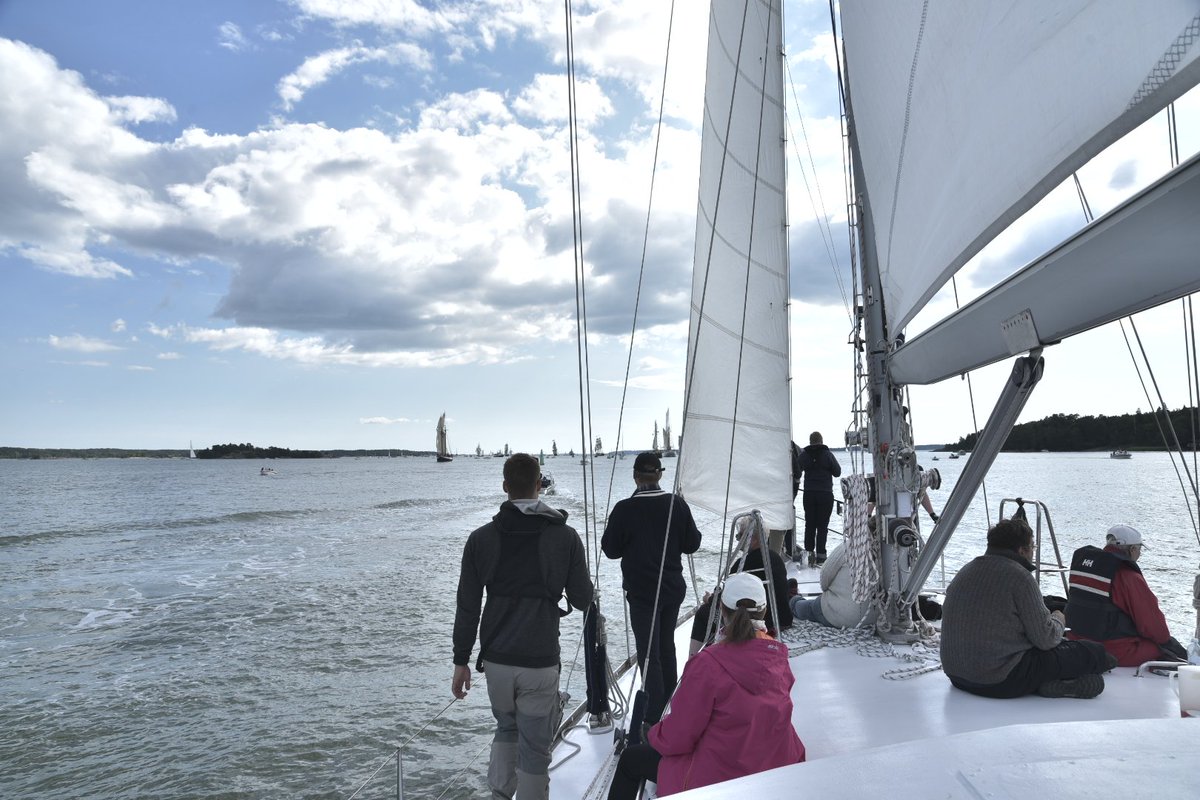 sy_henrika's tweet photo. Fiilistelyä #ParadeofSails'stä! Lisää kuvia https://t.co/7NhwBxuQgX #tallshipsturku #TallShipsRaces #TURKU #partioscout #TSR17 https://t.co/JEQSA5cXvm