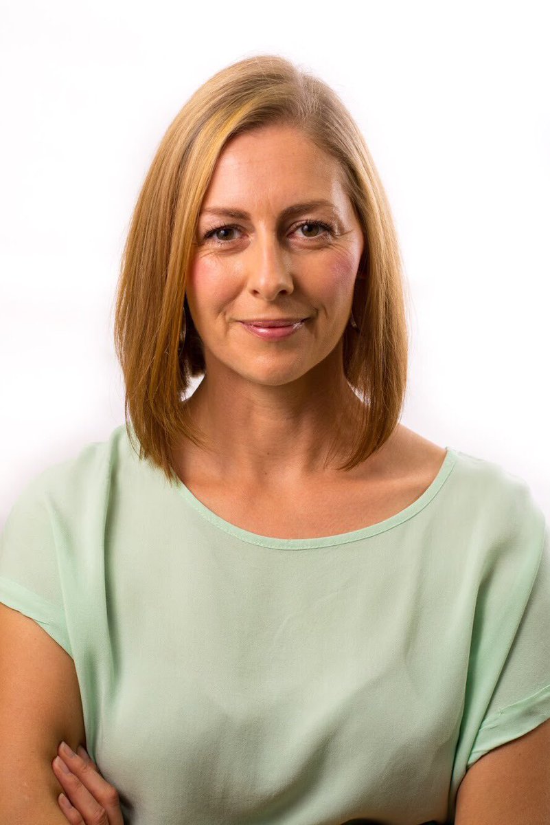 LeonaGibbons's tweet photo. New headshot by photographer Neil Owen 🙊#headshot #acting #photography #portfolio #actorslife #modelling #almostserious #newphoto #mintgreen https://t.co/fkTzY63CnT
