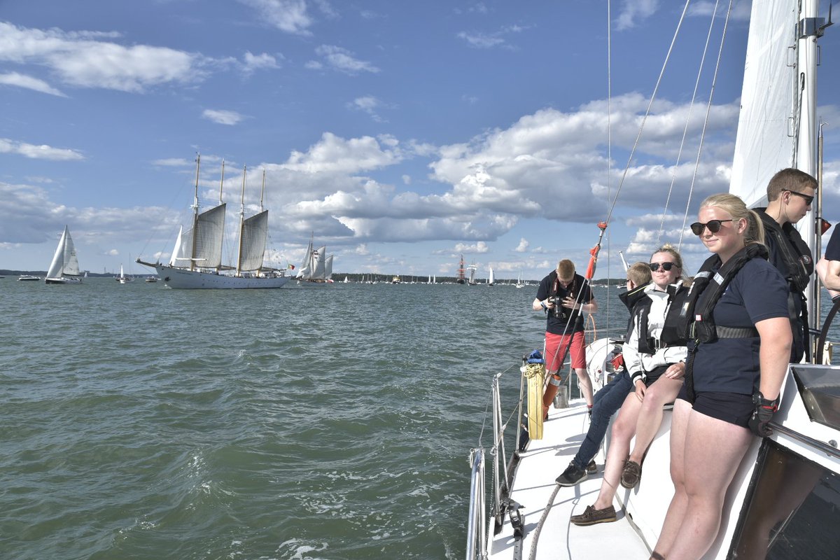 sy_henrika's tweet photo. Fiilistelyä #ParadeofSails'stä! Lisää kuvia https://t.co/7NhwBxuQgX #tallshipsturku #TallShipsRaces #TURKU #partioscout #TSR17 https://t.co/JEQSA5cXvm