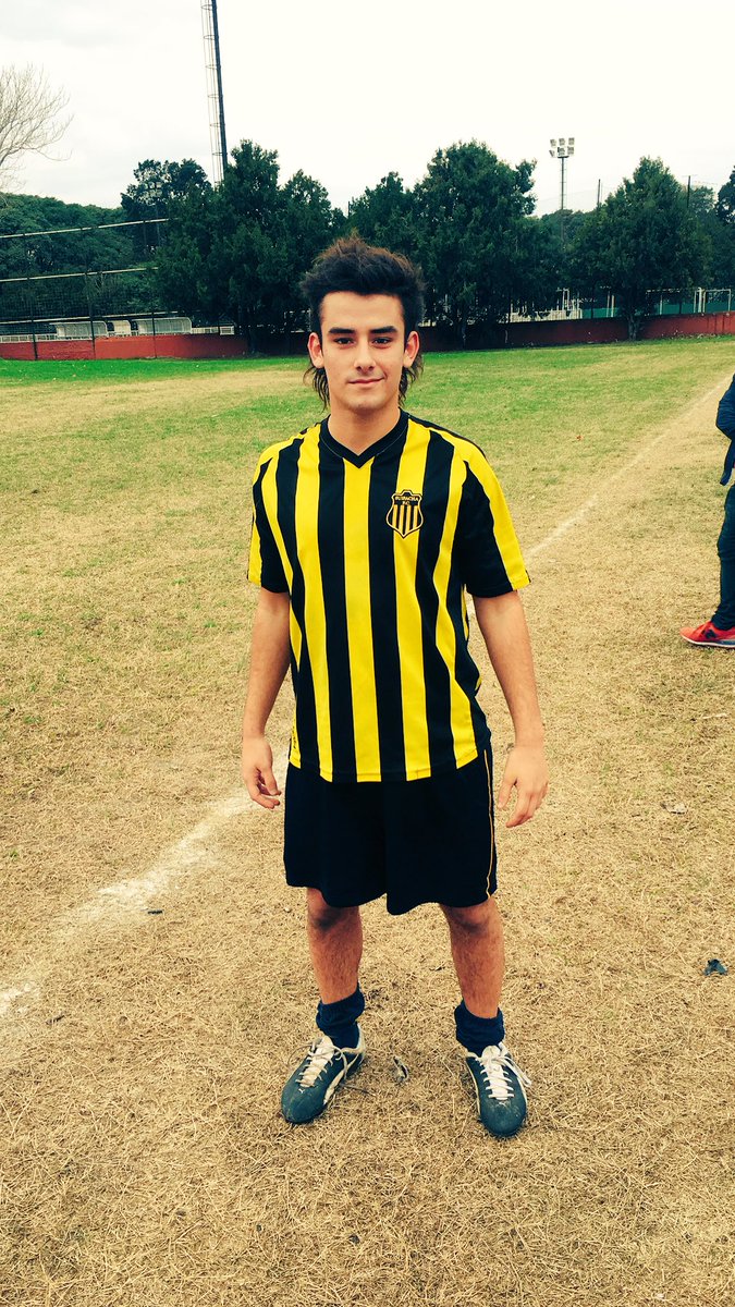 Ante la falta de jugadores, la dirigencia apostó a la cantera y se produjo el debut de una de las promesas del canario. #Garrafa