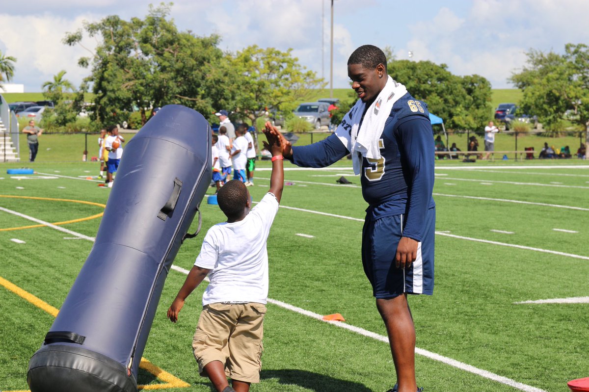 FIUFootball's tweet photo. Great day working with the kids at the Orange Bowl Youth Football Clinic! #PawsUp 🏈🐾 https://t.co/VNeUxsA2pq