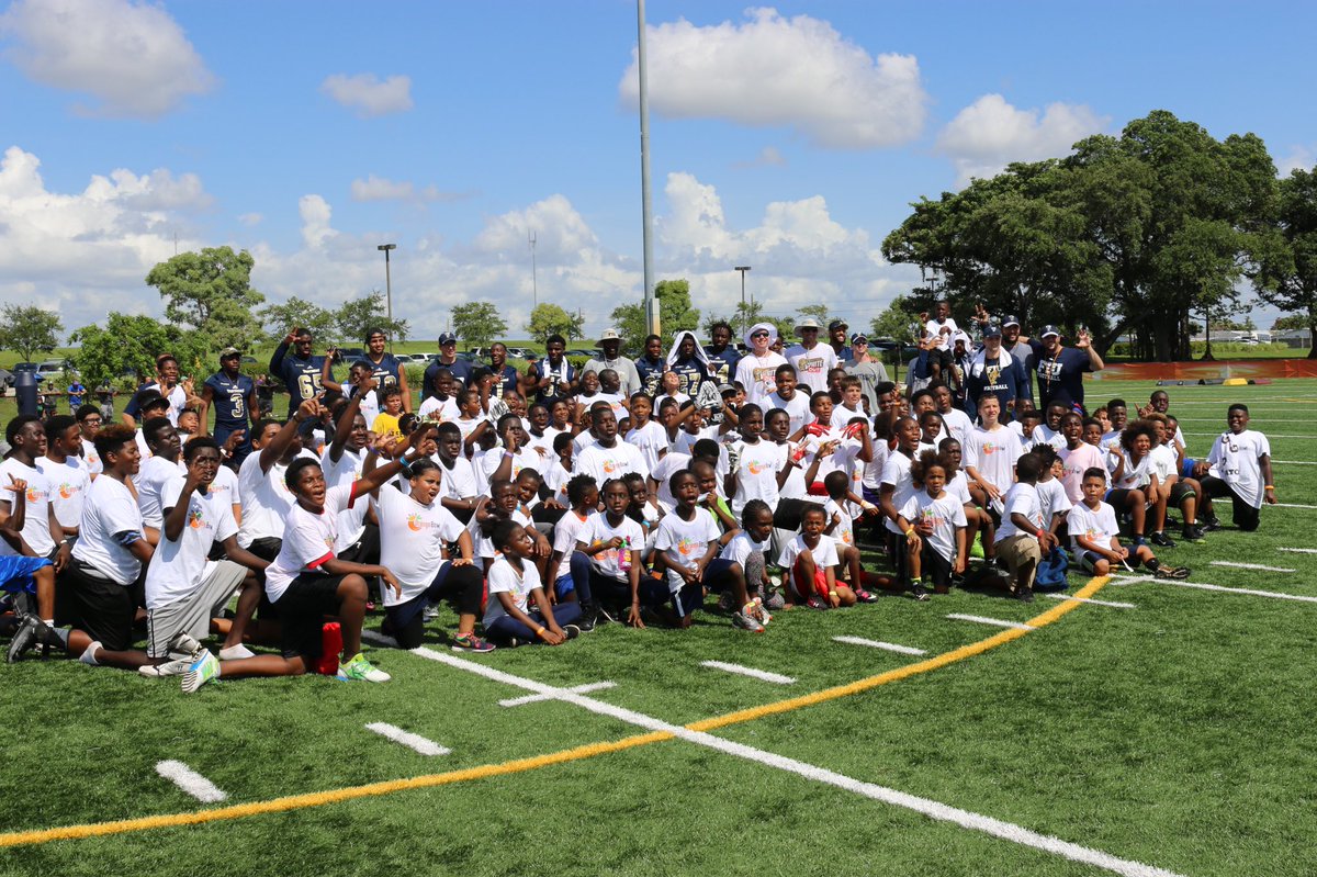 Great day working with the kids at the Orange Bowl Youth Football Clinic! #PawsUp 🏈🐾