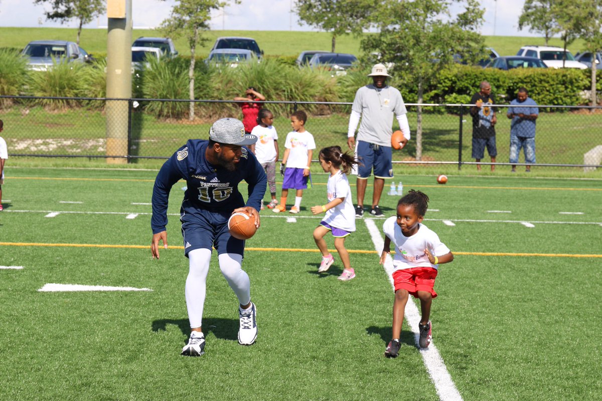 FIUFootball's tweet photo. Great day working with the kids at the Orange Bowl Youth Football Clinic! #PawsUp 🏈🐾 https://t.co/VNeUxsA2pq
