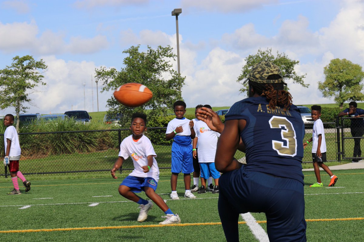 FIUFootball's tweet photo. Great day working with the kids at the Orange Bowl Youth Football Clinic! #PawsUp 🏈🐾 https://t.co/VNeUxsA2pq
