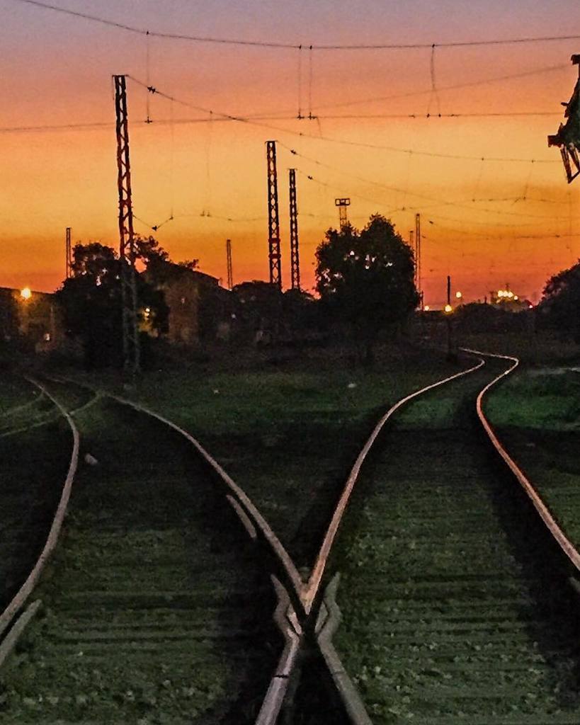 lukasbatistel's tweet photo. 🛤🌅 #iphoneonly #sunset https://t.co/2PO8KBazv2 https://t.co/cIAAvqPtYQ