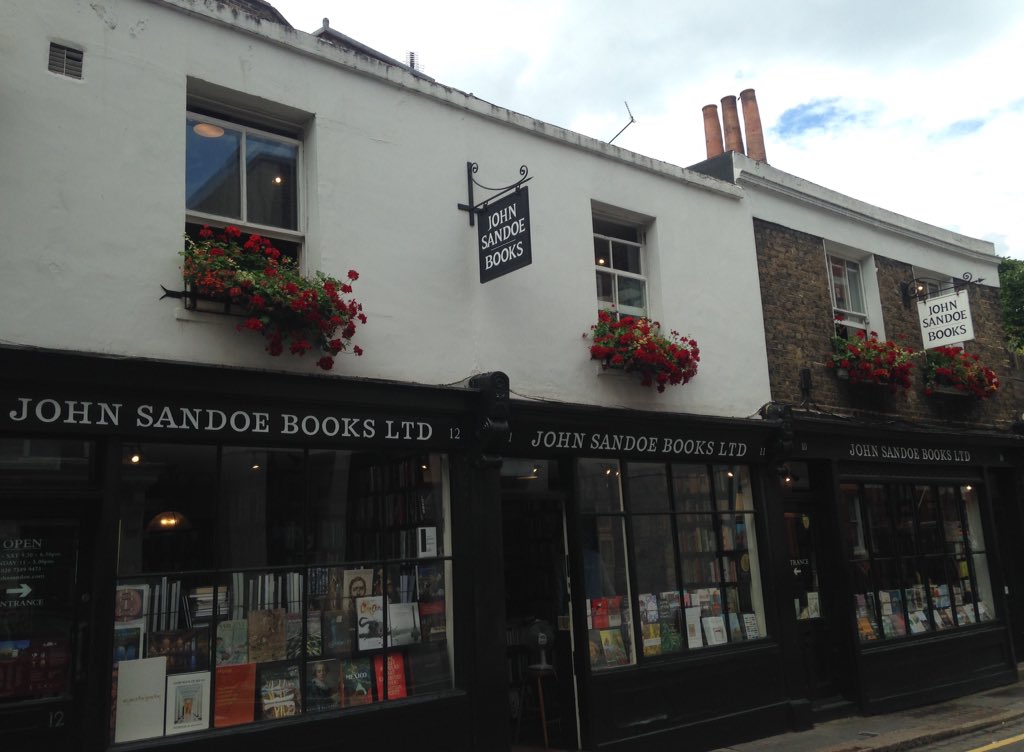 LeamSpaBookClub's tweet photo. Exploring London side streets 😊 Where do you love to buy books from?
#london #books #BookClub #bookclubinapub #chelsea #southbank https://t.co/8GkJL5dtb7