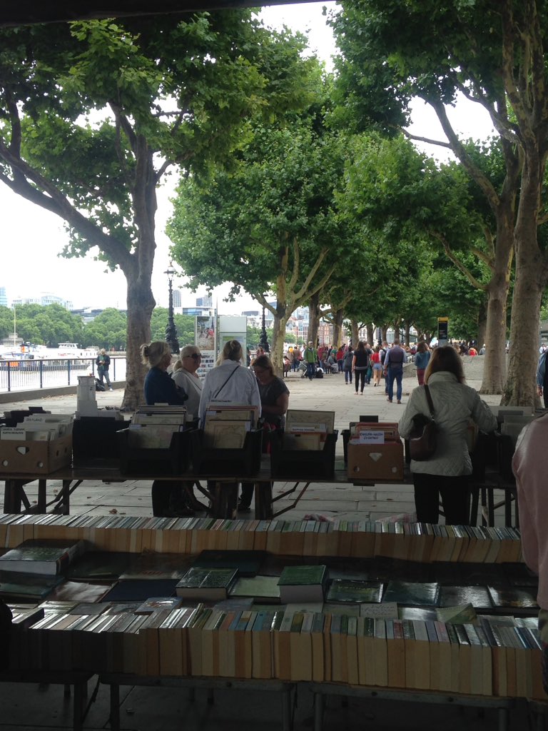 Exploring London side streets 😊 Where do you love to buy books from?
#london #books #BookClub #bookclubinapub #chelsea #southbank