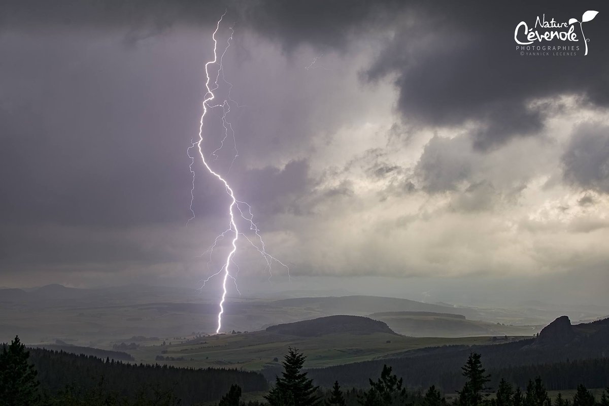 Météo - Chasseurs d'orages DFbxMkKW0AAJggU