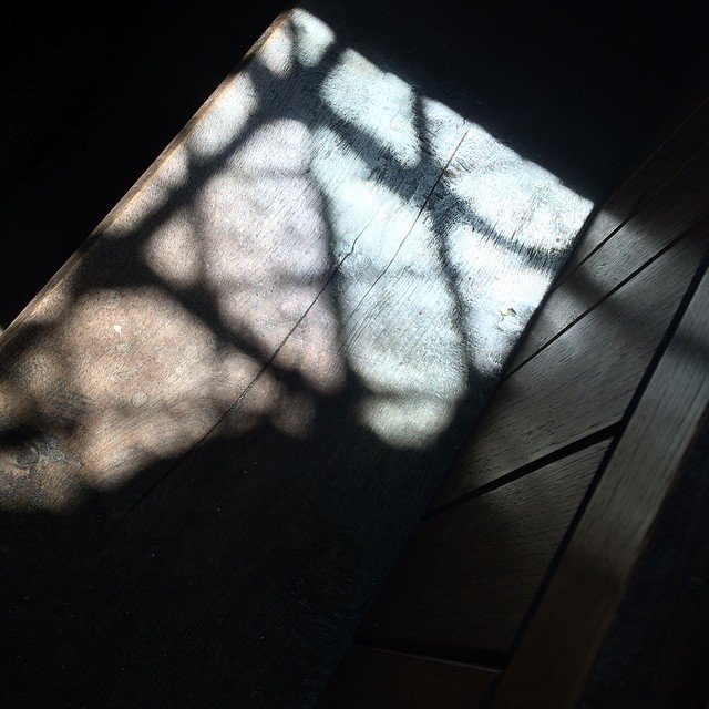 VJohns_art's tweet photo. Unexpected #sunshine.  #patterns #windowpattern #leadedwindowpanes #wood #pew #church #interior https://t.co/eatjZcmoI8 https://t.co/vhsyvZDhv3