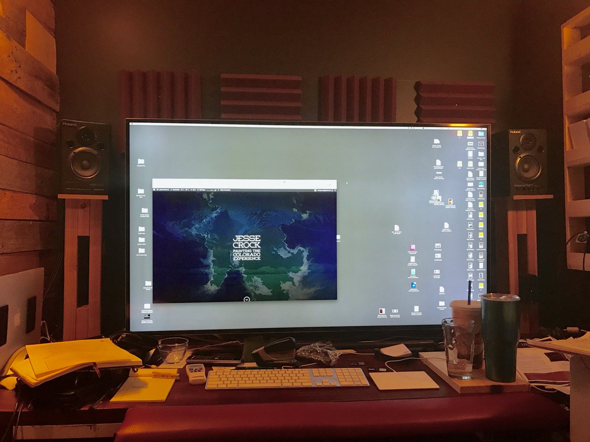 WadeMadeCo's tweet photo. My desktop reflects my current workload. #winning https://t.co/nFOrTEjPZJ