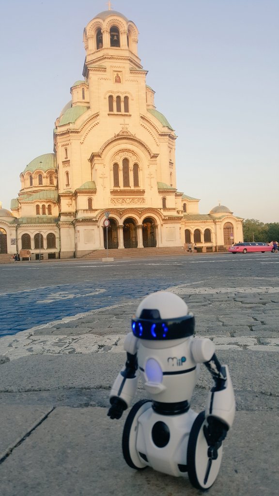 NativeScriptMip's tweet image. Sun is shining in #Sofia.
Fun fact Lion (in Bulgarian Lev) is the symbol of the city.