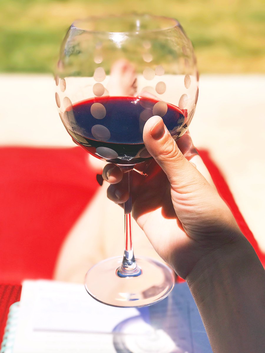 _voxveritasvita's tweet photo. An idyllic day☺️ #okay 
Now #amwriting #amediting #wasrelaxing #stillrelaxing #SameGlassOfWine🍷 #alightweight 
#SoPretty #Outside🏞 https://t.co/McbGkyH6jc