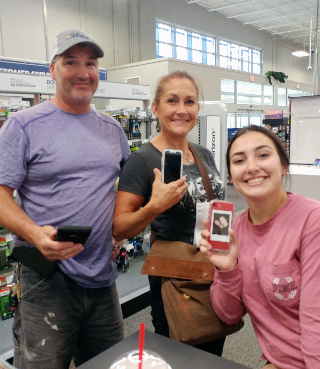 ehbouyelas's tweet photo. Making folks happy at Best Buy today. #Byebyeatt @todd_margavio @krisspragg https://t.co/KicE2NcZ4p