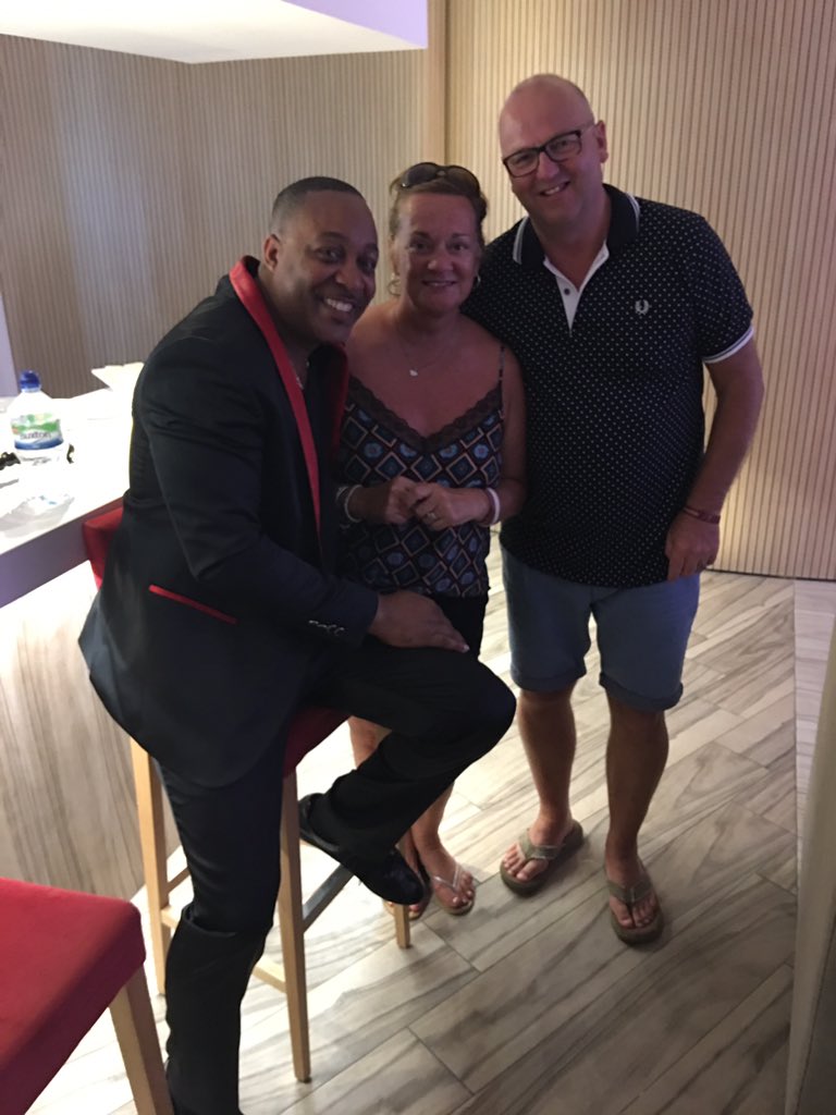 MelodyEngland's tweet photo. In piano bar in Ibiza https://t.co/mIbNGpjSsd