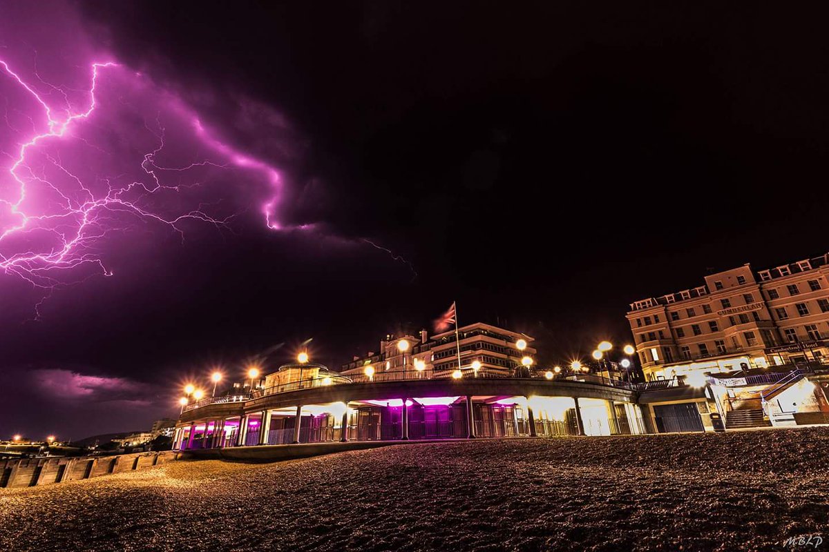 marclandscapes's tweet photo. #stormwatch #weatherphoto #lightening   #storms #landscapephotography #PictureOfTheDay #Eastbourne #Canon #NightPhotography https://t.co/CF29CiVWFw