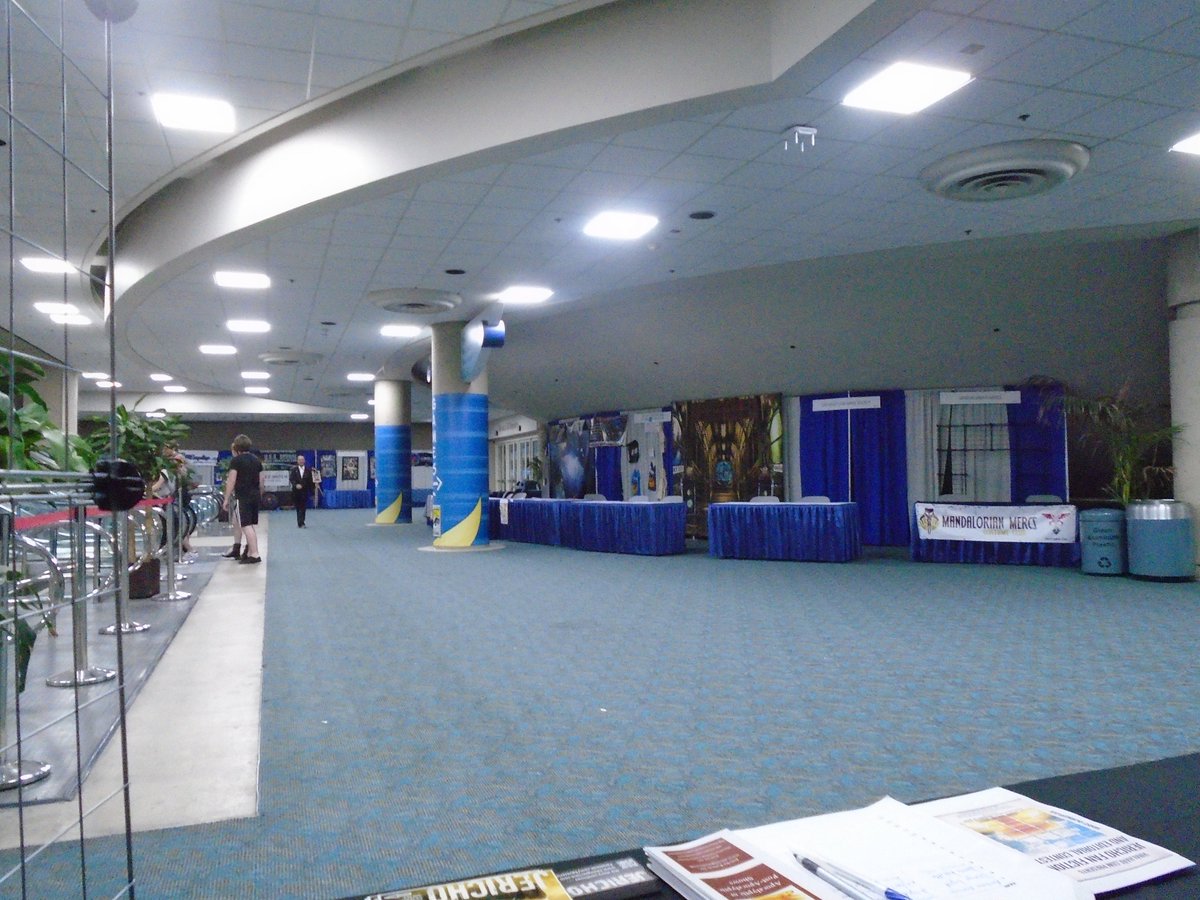 ComicConJericho's tweet photo. The mezzanine when it is empty and full. It is really hard to talk when it gets crowded.#SaveJericho https://t.co/cLSDuaU9zD