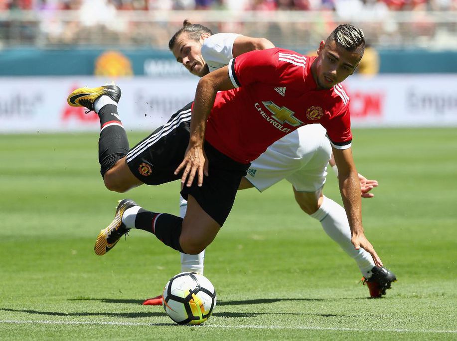 detikcom's tweet photo. Lingard Bawa MU Ungguli Madrid 1-0 https://t.co/LNRDCv5ddB via @detiksport https://t.co/1wmmYr2QZ1