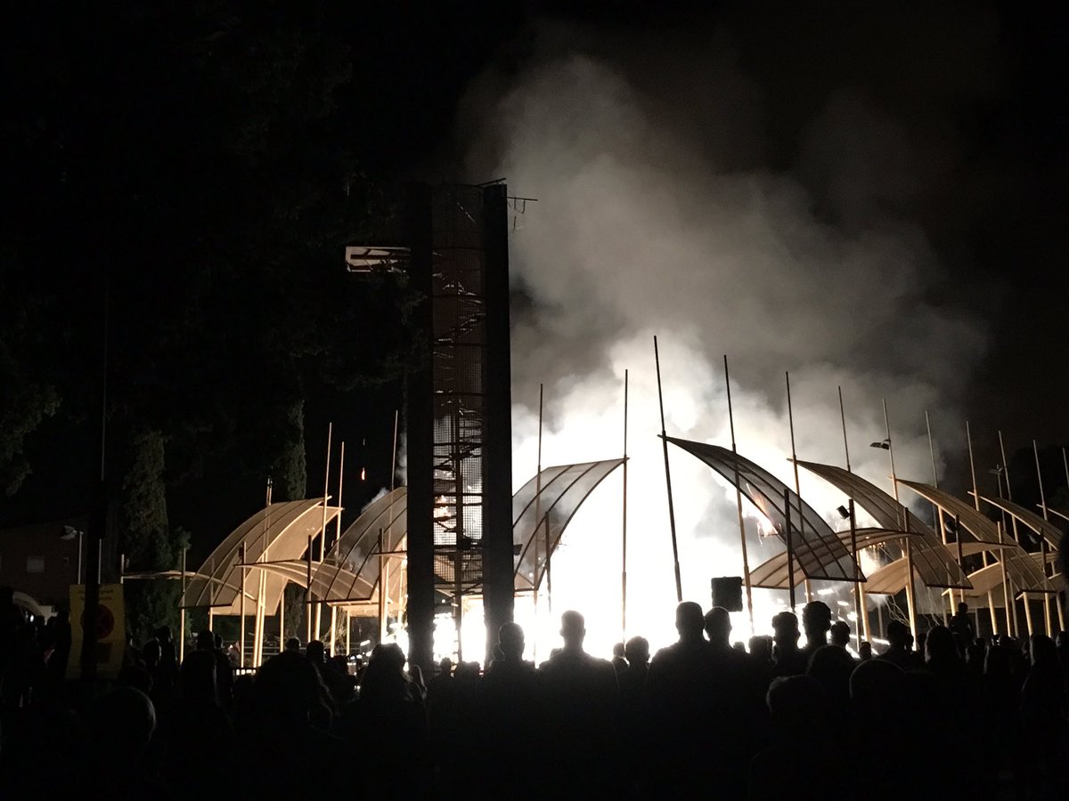 imma_ferret's tweet photo. Amb la nit de foc dls #spantus acabem #FM2017 @smmonjos Des del pic Infierno ens desitgen bona FM 2018 #etsclau #josocfesta Fins l'any q ve https://t.co/78mZcVhc3B