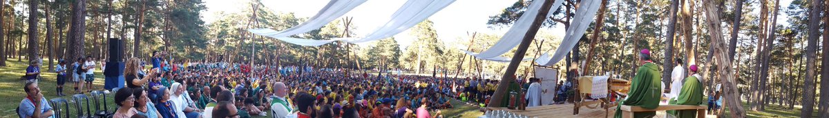 jamscout's tweet photo. Un mar de miles de colores y pañoletas llenan la Catedral del @jamscout en torno a una misma Fe https://t.co/K91LwDjP6S