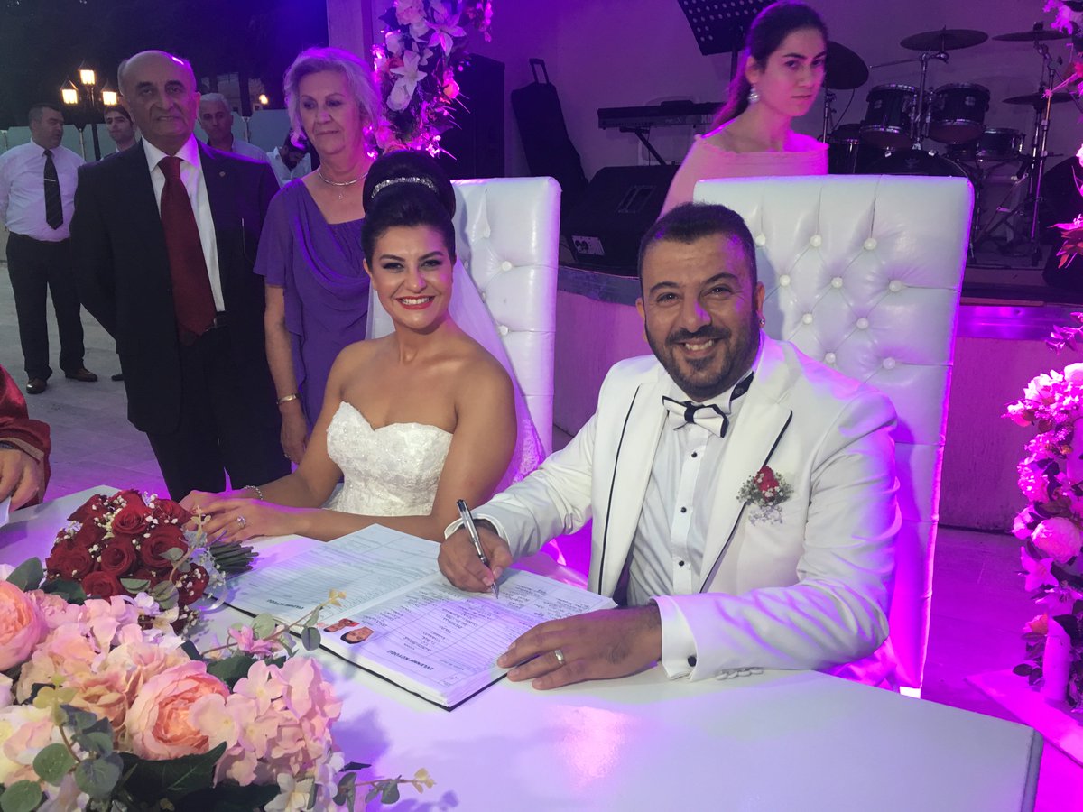 Kral Grubu yönetmenlerinden Erdinç Özyurt hayatını, Tuğçe Yıldırım ile birleştirdi. Kral Grubu olarak ömür boyu mutluluklar dileriz!