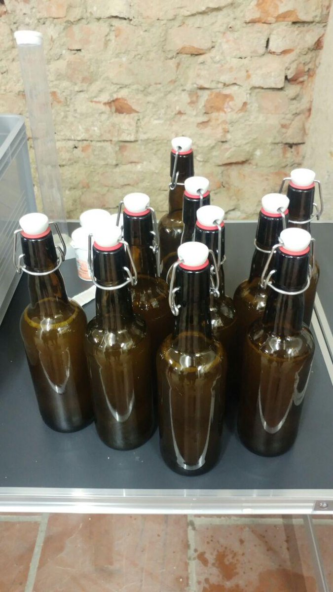 blamefinger's tweet image. First batch, from shop bought fresh apple juice, bottled today. 9.5 pints from the 5 litre demijohn.