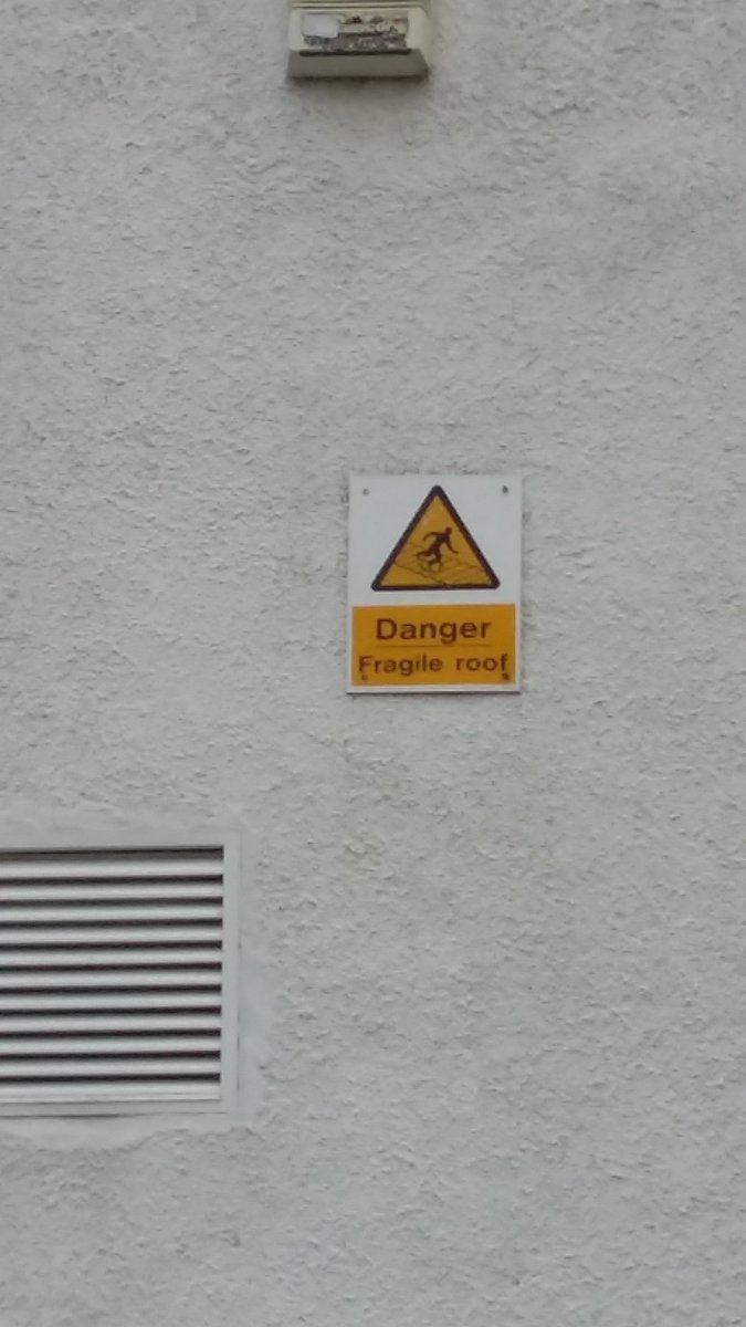 KalliumK's tweet image. Who on earth is that for? Traceurs? Burglars? Roofers? Birds? Hail? Superheroes? Ezzio Auditore? #weirdsign