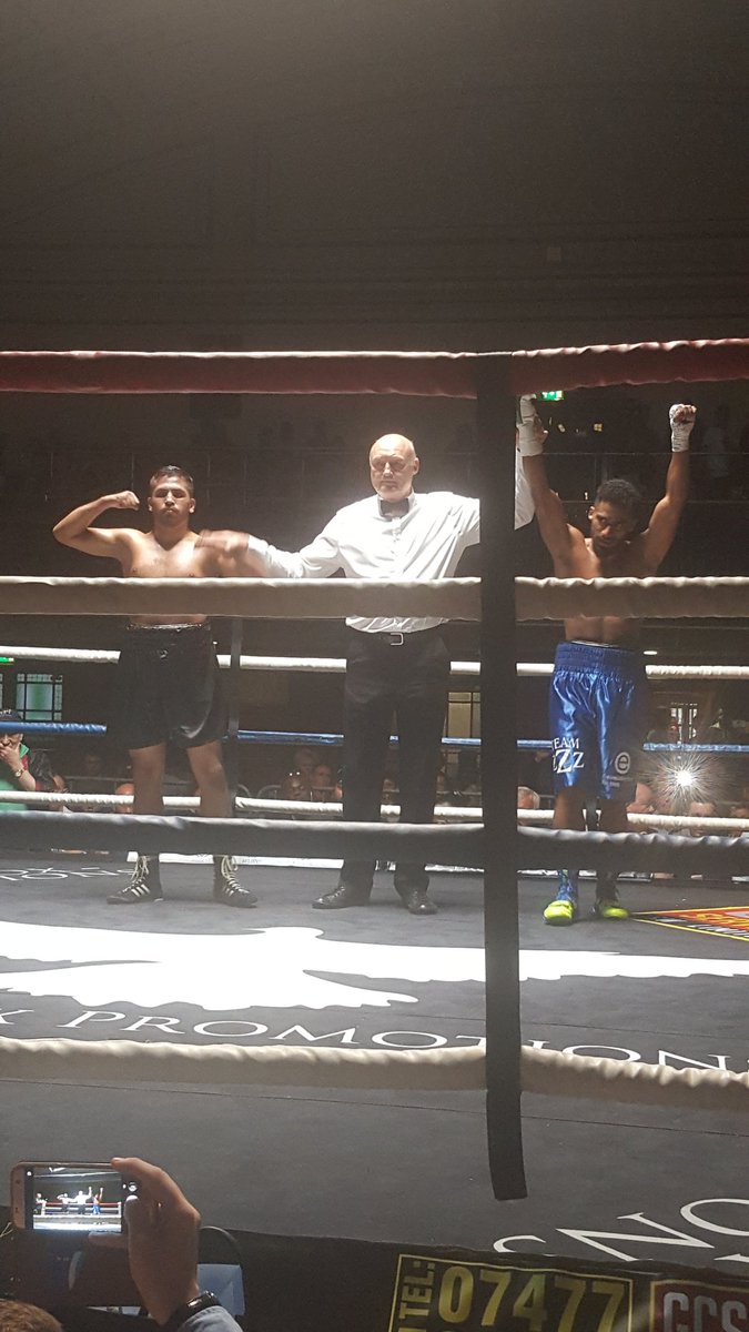 Shaz_SMAC's tweet photo. @zzzboxer showing good ringmanship to win 40:36 on points @DoveBoxPromo #2:0
#Boxing #ArabianWarrior #Peptalkboys #Boxingnut πππ https://t.co/9o0brt4dTI