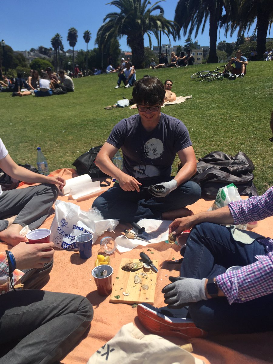 SanFranPlaces's tweet photo. Buzz for Sutro Tower: https://t.co/vm714aBRkS - RT @ShopDSF Spotted our Sutro Tower tee in Dolores Park! https://t.co/NV5KyMB4HU