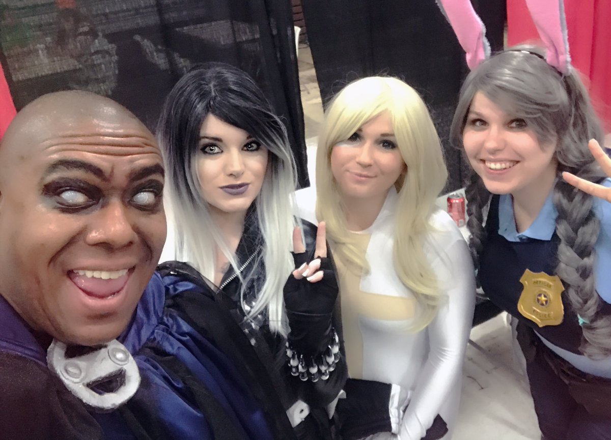 SophiiRPG's tweet photo. BAHHH! Last day of Chapel Con!
Come see me, @knightmage, #SuperKayce & RandomlyDixie Cosplay and take some SELFIESSSSS π€#cosplay #selfie https://t.co/hTbAna22o1