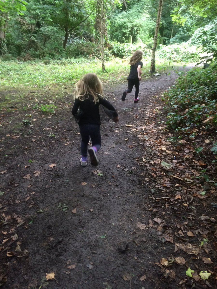 Messy_Baker's tweet image. Went for a walk around #nunhead cemetery 
Looked for witches and vampires 

Sadly didn't find any :)

#summer #termbreak