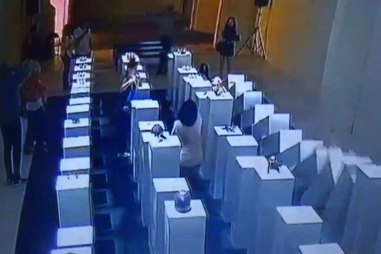 SolitsUK's tweet photo. She should have gone to #Solits. #white #plinths #pedestals. Solid white plinths that don't fall...

https://t.co/hwdYwDmthx? https://t.co/tqaCxm3pDi