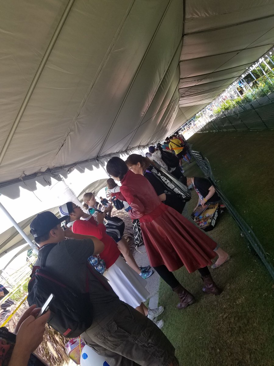 lalunatikat's tweet photo. #HallHLine this morning. #WalkOnIn #SDCC #HallH @HallHLine https://t.co/gn3teXEZvn