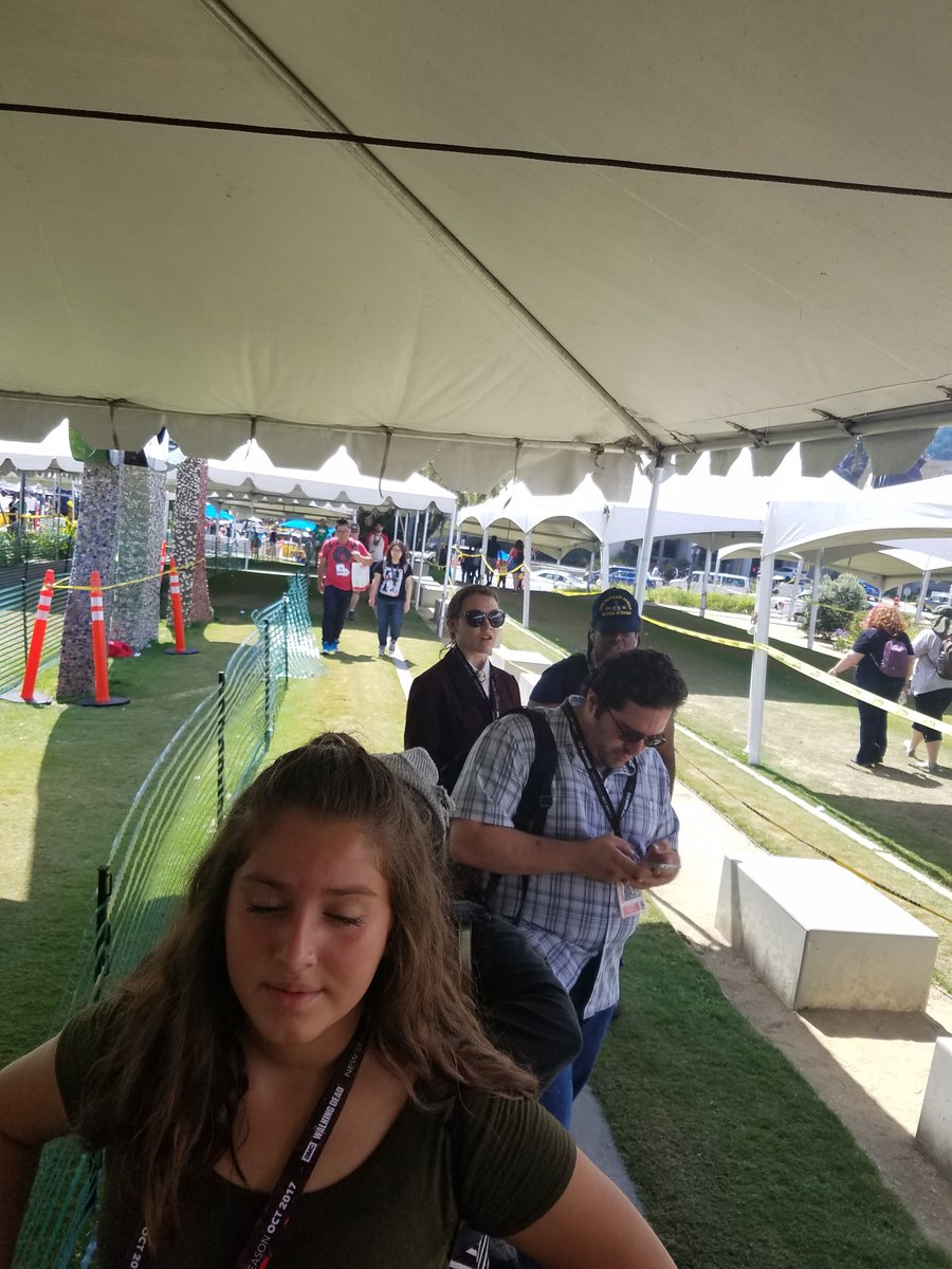 lalunatikat's tweet photo. #HallHLine this morning. #WalkOnIn #SDCC #HallH @HallHLine https://t.co/gn3teXEZvn