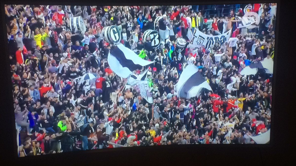 saiyansick's tweet photo. Colo❤️Colo querido ! De la mano del Mago seguiremos haciendo historia #VamosCacique #DomingoDeGanarSeguidores #SDCC2017 #SuperCopaCC https://t.co/fwSMv5DRNf