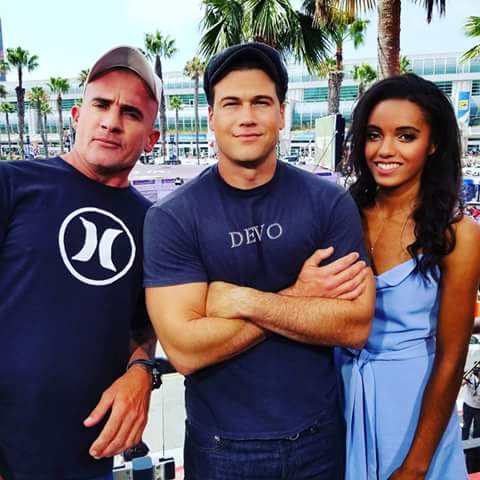 EdilaneMr's tweet photo. Quem vê, até acha que eles não quebram o tempo e a cronologia. 🚀🛸
#LegendsofTomorrowsdcc https://t.co/3NmQhQnEwy