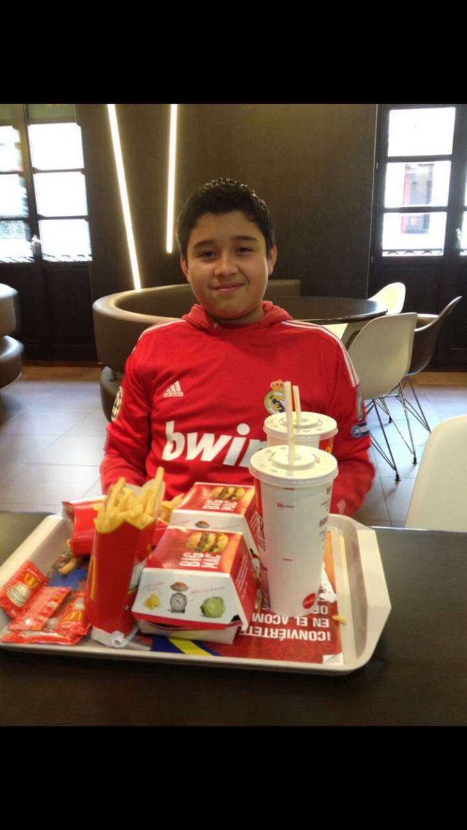 Urbaniacs2018's tweet photo. Enjoying a wonderful Big Mac! @DjAlvarez86 https://t.co/eAc9FWjvkY