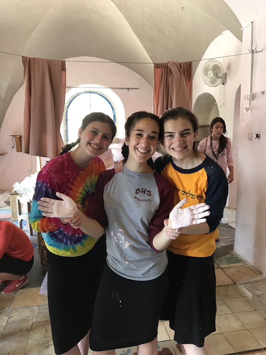 NCSYMichlelet's tweet photo. Great chessed trip today, painting a youth center and a gan! #ncsymichlelet #bestsummerever #chessedday https://t.co/Cn814NV5xz