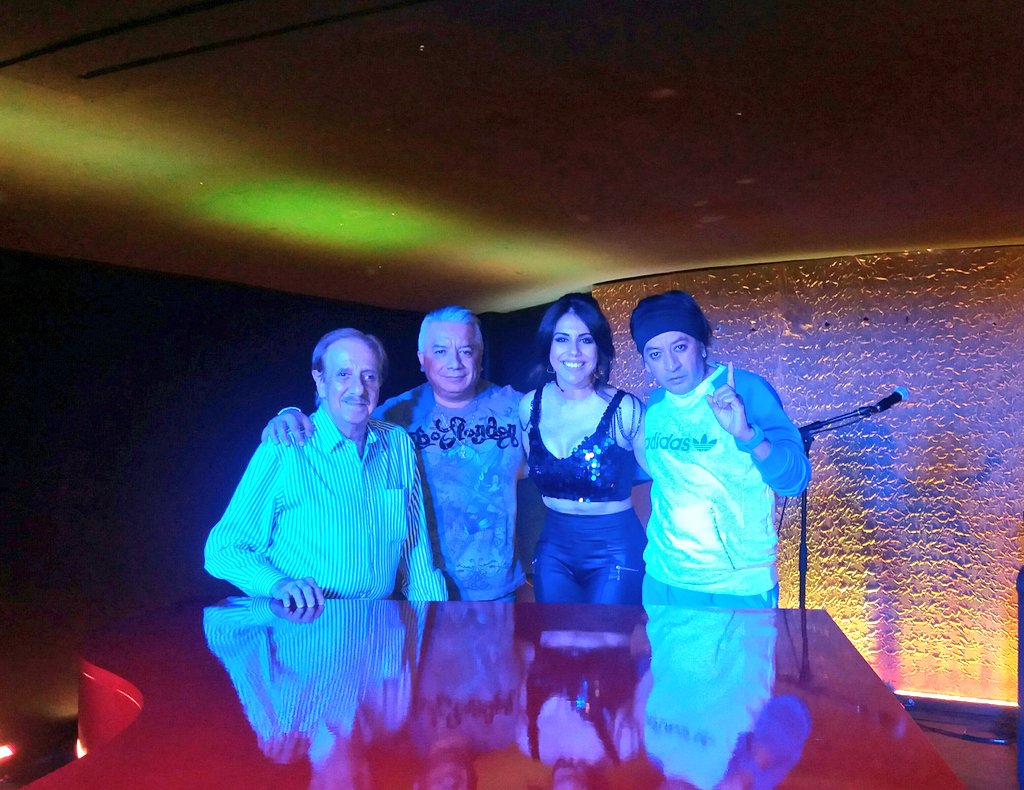 fabiolasinger's tweet photo. Ayer compartí el escenario y mi música con 3 grandes actores y cómicos de #Mexico #BenitoCastro #mascabrothers 
Gracias Raul por tu apoyo :) https://t.co/1n2wd9IeN1