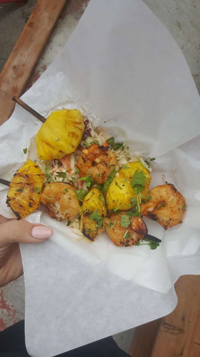 jwboatyard's tweet photo. Teriyaki Prawn & Pineapple Skewers with Slaw #sundayfunday #foodtrolley #gigharbormarina #pnw #gigharbor #diningalfresco https://t.co/QuPZHwURsz