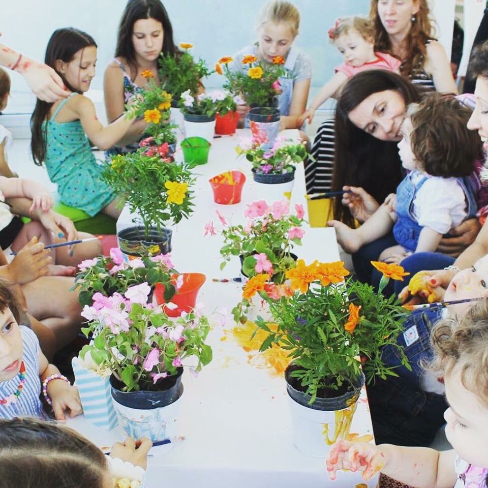 _lasmandarinas_'s tweet photo. ✨🌈Nos preparamos para celebrar el cumpleaños 🎉 de 2 de Clara 😊 con mucho arte y juego✨#lasmandarinas #celebracion #cumplesconarteyjuego https://t.co/WwrkblQBuS
