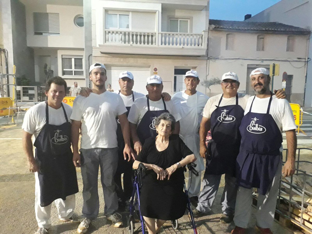 PaellasGalbis's tweet photo. Ayer haciendo 8.000 raciones para todos los Almusafenses! Una fiesta única!😍🥘Muy contentos por quien nos acompañaba! 😘 https://t.co/TrW8P6s85Y