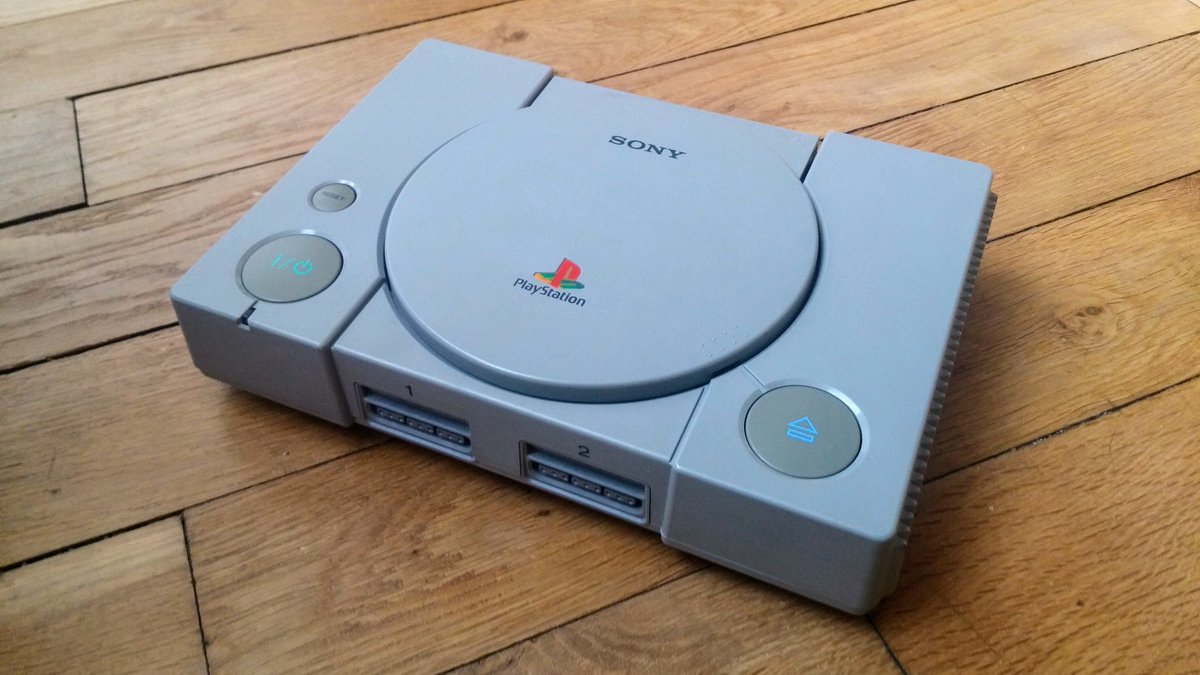 Ju_la_morue's tweet photo. Matez ce que j'ai rapporté dans mes valises ! :p #toutemonenfance  #lavieillesse #ps1 #ellemarchetoujoursenplus https://t.co/VUQSB5l6X6