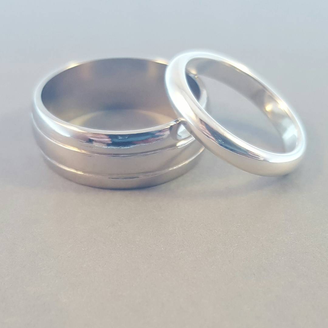 KJJewellery's tweet photo. What the bride thought they'd commissioned... but groom had a surprise for her (see next tweet) #weddinggift #weddingsurprise #weddingrings https://t.co/zWLPNWbzpg
