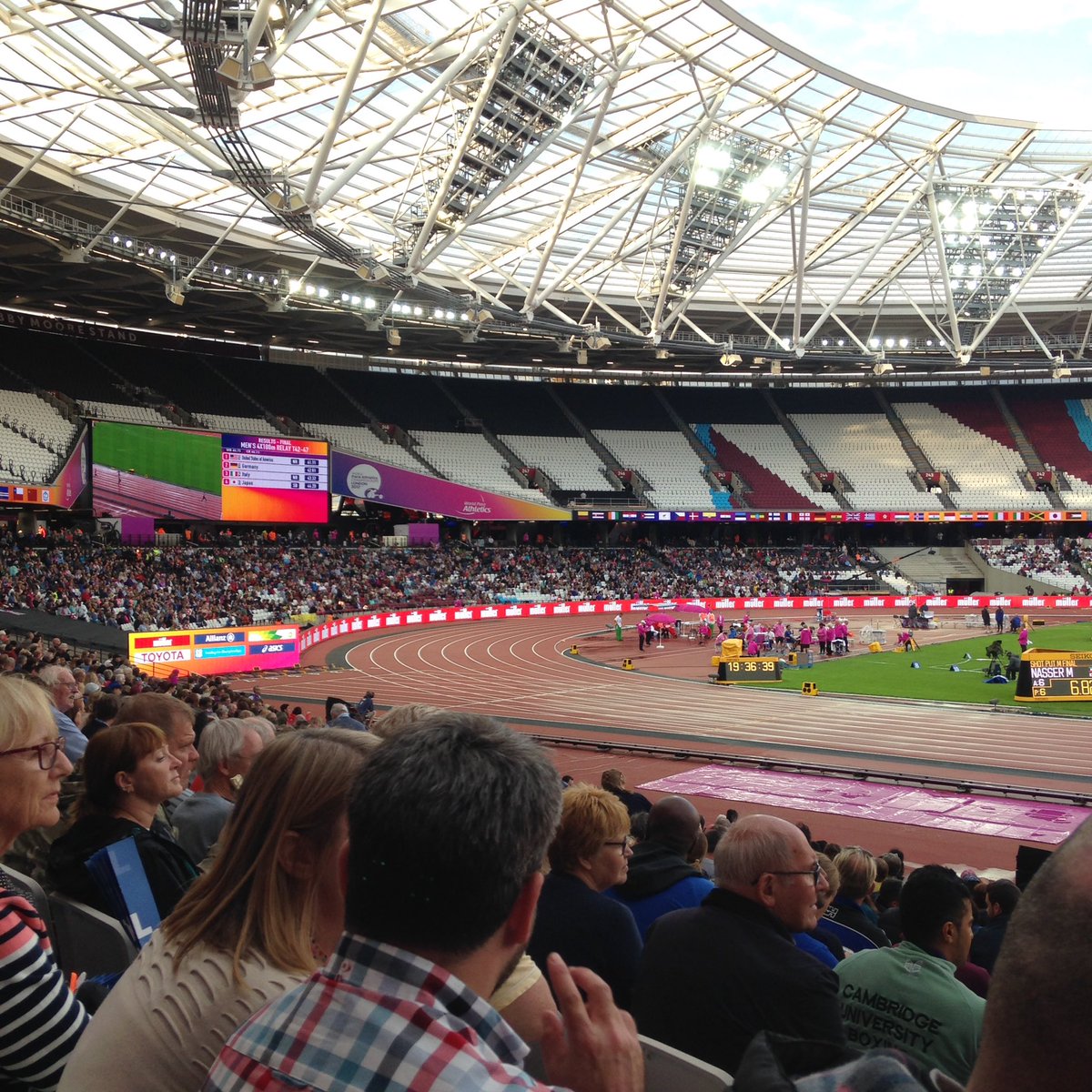 alicerobinson22's tweet photo. Free seats on the home straight for #WorldParas final night ! Perks after a long day volunteering ! #TeamGB https://t.co/rWQXVMXird
