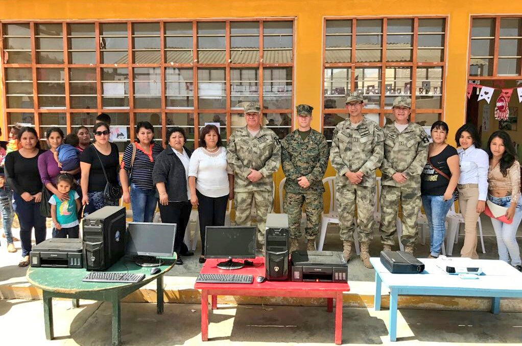 naval_peru's tweet photo. #UNITAS2017 #AcciónCívicaInternacional #Huarmey, Entrega de material diverso a la I.E. José Carlos Mariátegui y a la I.E.I. Dominguito Savio https://t.co/F3bVnbSdRx