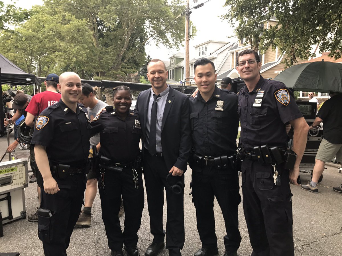 DonnieWahlberg's tweet photo. The real #NYPD on the set of #BlueBloods #ForestHills #Thankful https://t.co/uKuY2gBdC5