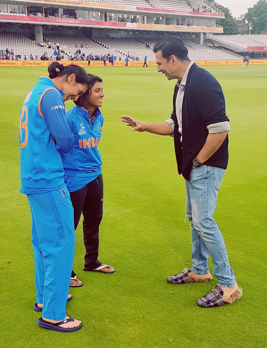 kikusharda's tweet photo. This is so sweet of you @akshaykumar Sir to be there on the field encouraging the girls #BleedBlue #respect https://t.co/kBZ7JD3iXF