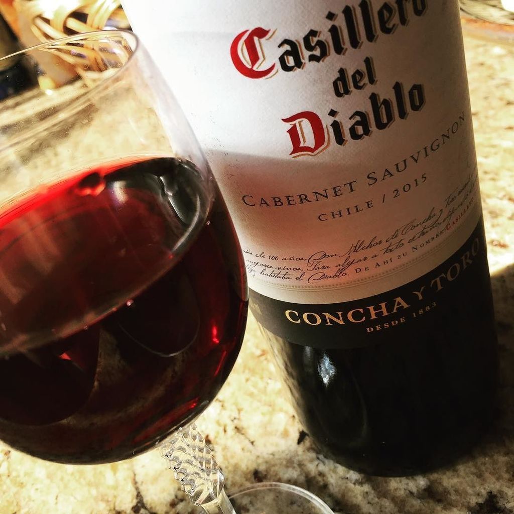 cozinhaconversa's tweet photo. Se a vida não está fácil beba um bom vinho para comemorar os bons tempos que virão. Um brinde a vida. #casillerode… https://t.co/plHF02nRnW https://t.co/aF1pgQQZeW